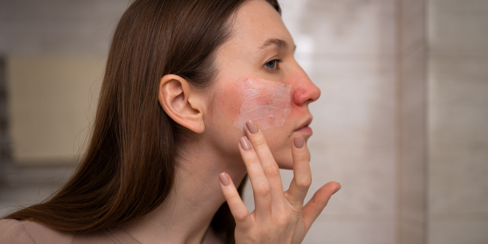 Cosméticos para hidratar a pele sensível sem causar irritação